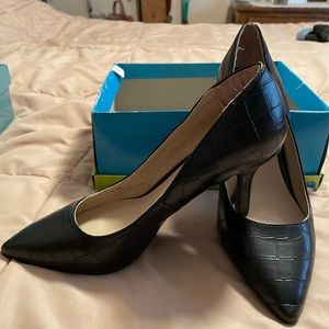 Ladies black pumps